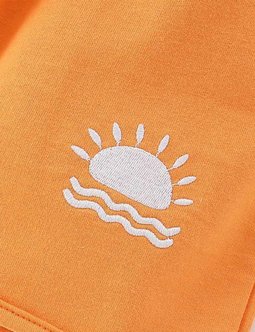 Conjunto con capucha y estampado de sol