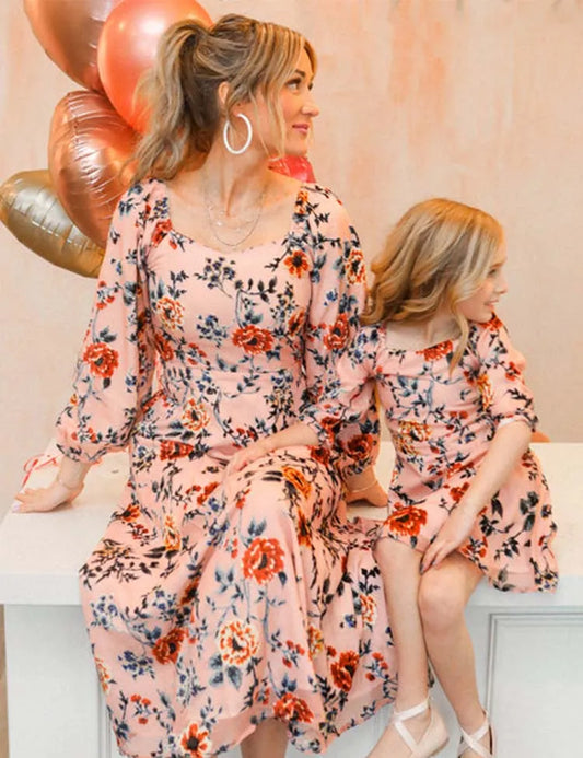 Geblümtes Familien-Partnerlook-Kleid