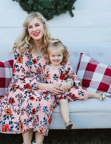 Geblümtes Familien-Partnerlook-Kleid