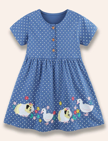 Gepunktetes Kleid mit Meerschweinchen- und Gans-Applikation