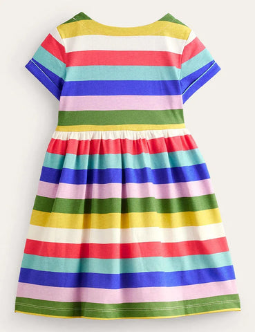 Kleid mit Regenbogenstreifen