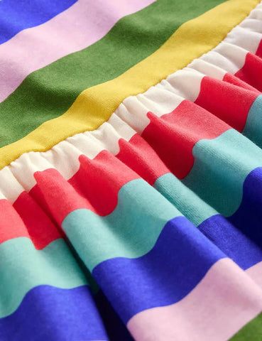 Kleid mit Regenbogenstreifen