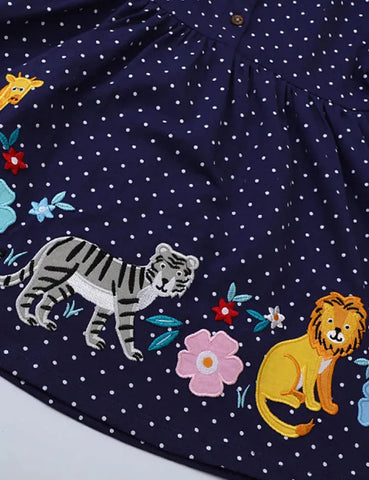 Kleid mit Wildtier-Applikation auf der Brust und Knopfleiste
