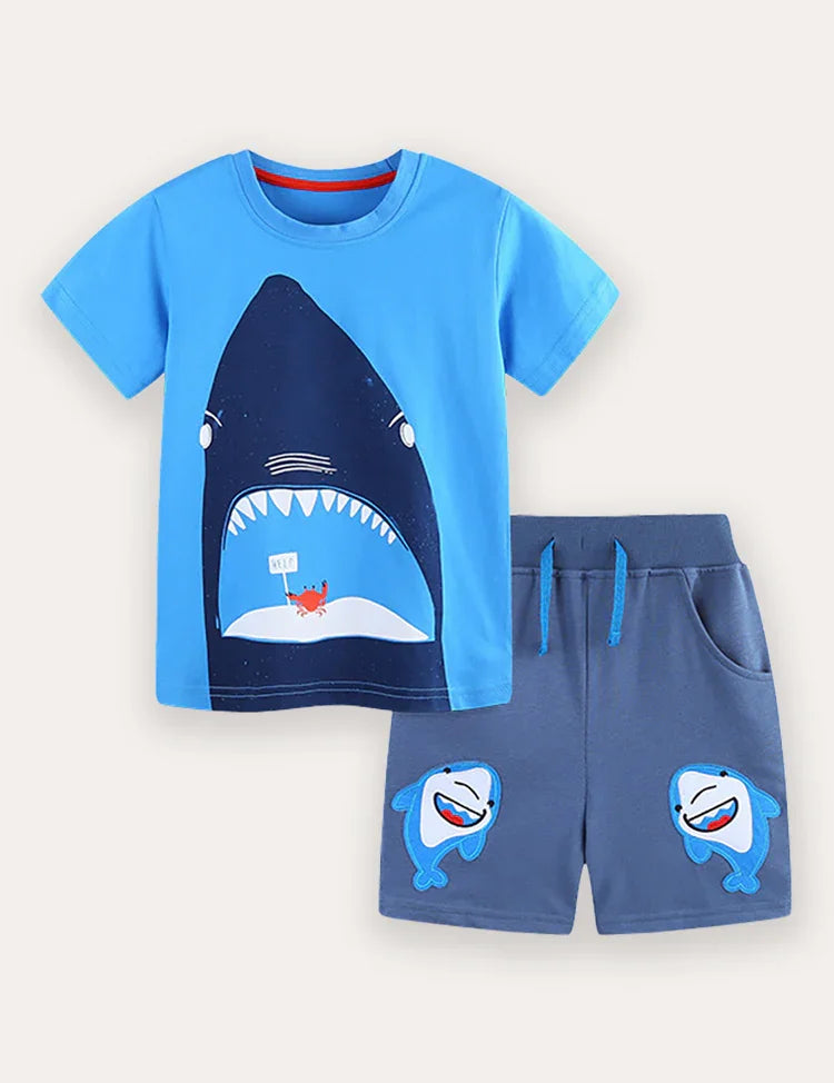 Conjunto de camiseta de manga corta y pantalones cortos con estampado de tiburones de dibujos animados