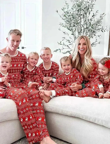 Pijamas a juego con familia de renos con estampado navideño