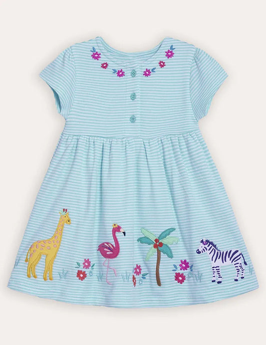 Kleid mit Safari‑Tier‑Applikation und vorderer Knopfleiste