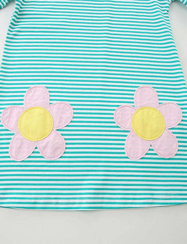 Gestreiftes Kleid mit Blumenapplikation