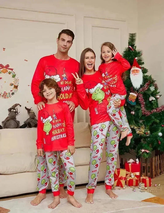 Bijpassende pyjama voor de familie met kerstmonsterprint