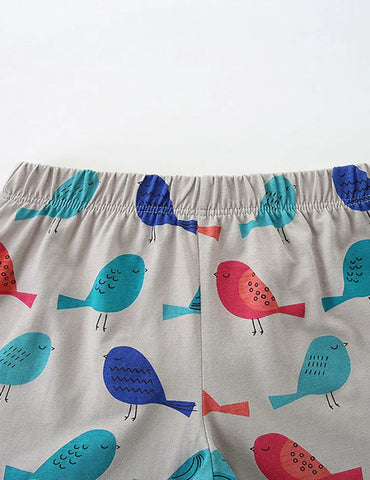 Conjunto de camiseta y pantalones cortos con aplicación de pájaros